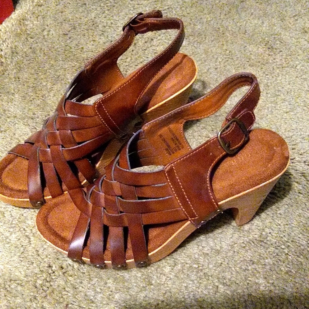 Brown strappy sandle 3"